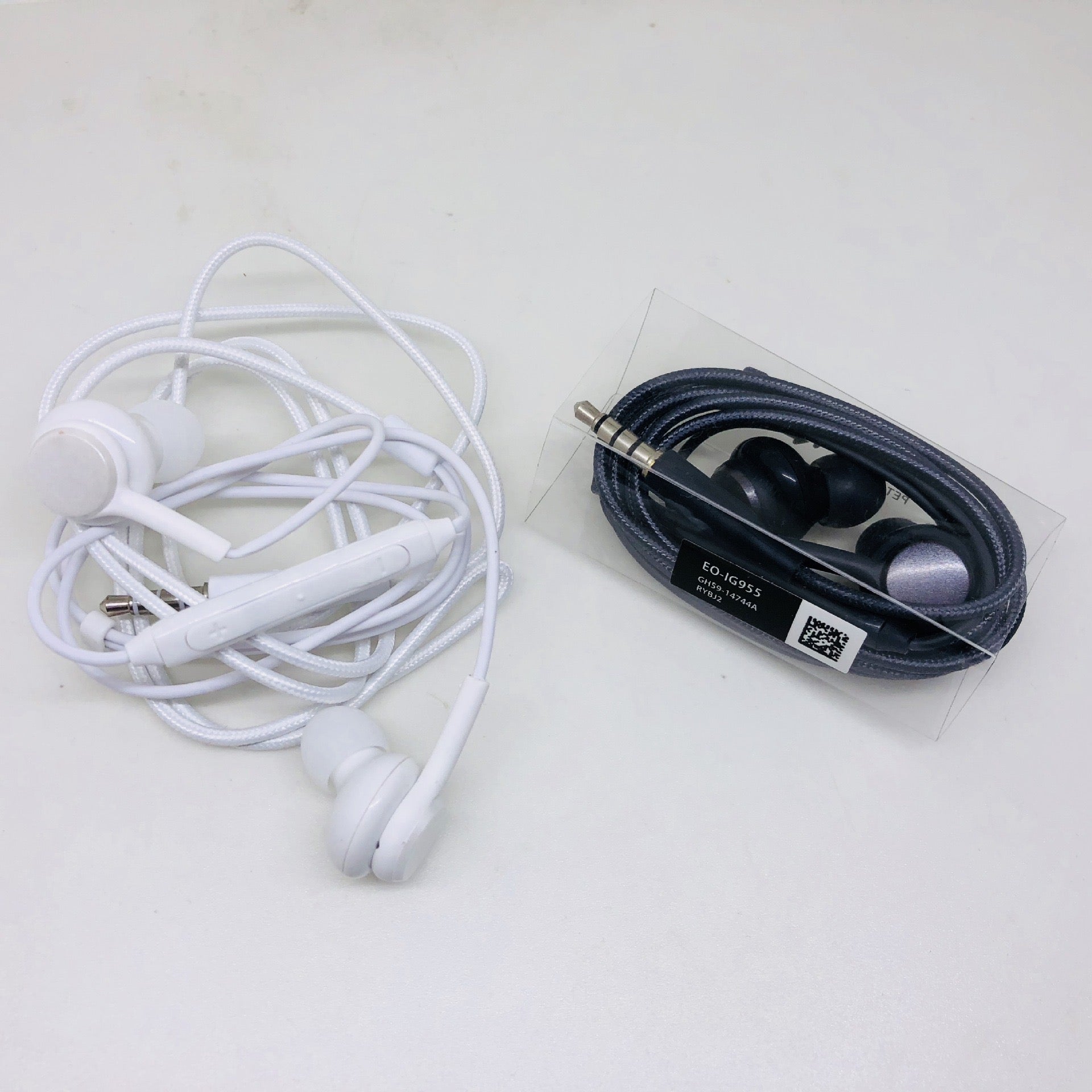 Apply Samsung S8 headphones S10 earphone in-ear wire tuning general use with Menylon knitting AKG headphones white